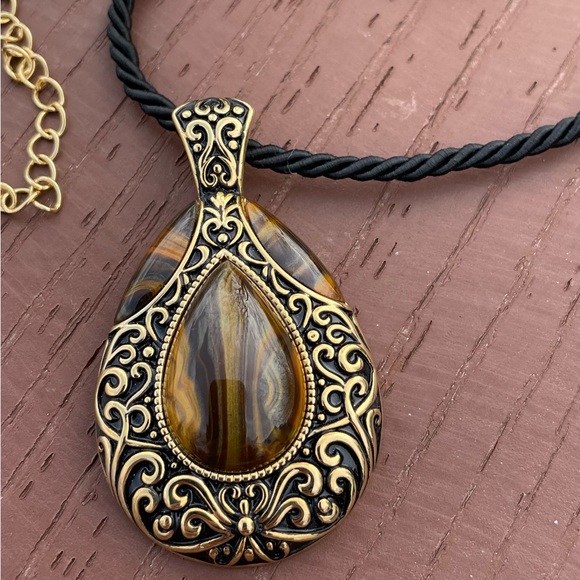 NWOT Lia Sophia Tiger’s Eye and Gold Metal Necklace - Picture 2 of 8